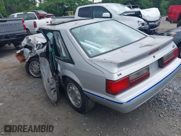 1993 Ford Mustang z VIN 1FACP41M1PF132473, wystawiony jako IAAI lot #42266009 z przebiegiem 53 777 mil mil oraz . Historia ofert i sprzedaży dostępna na DreamBid. Obrazek 3.