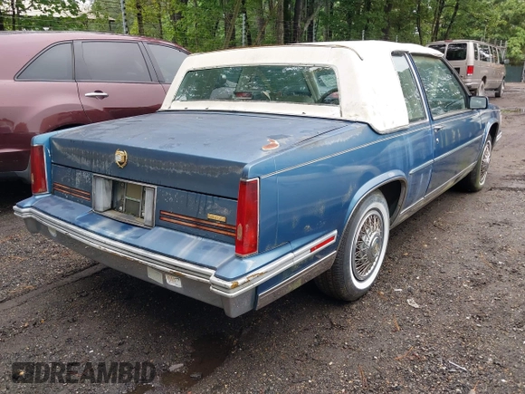 1988 Cadillac DeVille z VIN 1G6CD1158J4265540, wystawiony jako IAAI lot #42512965 z przebiegiem 50 895 mil mil oraz . Historia ofert i sprzedaży dostępna na DreamBid. Obrazek 4.