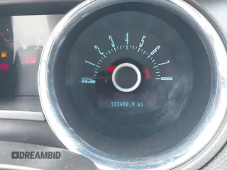 2013 Ford Mustang V6 с VIN 1ZVBP8AM4D5227735, выставлен на аукционе IAAI как лот 42395404 с пробегом 133 488 миль миль и . История ставок и продаж доступна на DreamBid. Изображение 16.