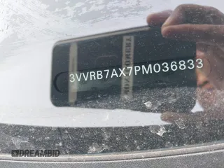 2023 Volkswagen Tiguan S z VIN 3VVRB7AX7PM036833, wystawiony jako IAAI lot #41827631 z przebiegiem 43 383 mil mil oraz . Historia ofert i sprzedaży dostępna na DreamBid. Obrazek 9.