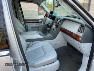 2004 Lincoln Navigator Luxury z VIN 5LMFU28R14LJ28905, wystawiony jako Copart lot #50631865 z przebiegiem 147 454 mil mil oraz Czysty tytuł • Clean title. Historia ofert i sprzedaży dostępna na DreamBid. Obrazek 5.