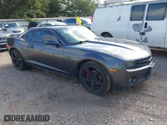 2010 Chevrolet Camaro 1LT z VIN 2G1FB1EV0A9196374, wystawiony jako IAAI lot #42515146 z przebiegiem 231 636 mil mil oraz . Historia ofert i sprzedaży dostępna na DreamBid. Obrazek 1.