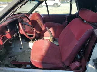 1993 Ford Mustang z VIN 1FACP44M9PF187992, wystawiony jako Copart lot #68557154 z przebiegiem 63 008 mil mil oraz Czysty tytuł • Clean title. Historia ofert i sprzedaży dostępna na DreamBid. Obrazek 7.
