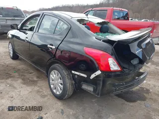 2019 Nissan Versa SV z VIN 3N1CN7AP2KL846643, wystawiony jako IAAI lot #41893371 z przebiegiem 67 054 mil mil oraz . Historia ofert i sprzedaży dostępna na DreamBid. Obrazek 3.