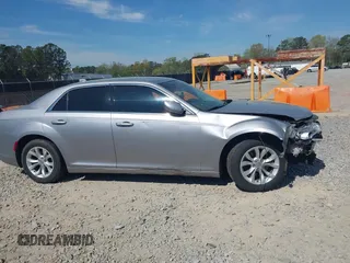 2015 Chrysler 300 Limited z VIN 2C3CCAAG2FH786866, wystawiony jako IAAI lot #41910140 z przebiegiem 183 770 mil mil oraz . Historia ofert i sprzedaży dostępna na DreamBid. Obrazek 14.