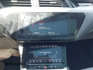 2024 Audi Q8 e-tron Prestige z VIN WA16ABGE6RB005963, wystawiony jako IAAI lot #42067970 z przebiegiem 7 113 mil mil oraz . Historia ofert i sprzedaży dostępna na DreamBid. Obrazek 18.