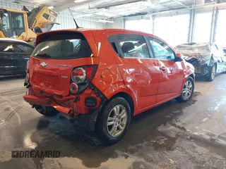 2012 Chevrolet Sonic LT z VIN 1G1JD6SB1C4230890, wystawiony jako IAAI lot #41265634 z przebiegiem 161 886 mil mil oraz . Historia ofert i sprzedaży dostępna na DreamBid. Obrazek 4.