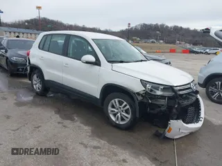 2013 Volkswagen Tiguan S z VIN WVGAV3AX6DW610678, wystawiony jako IAAI lot #41544865 z przebiegiem 102 948 mil mil oraz . Historia ofert i sprzedaży dostępna na DreamBid. Obrazek 1.