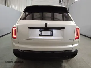 2020 Rolls-Royce Cullinan z VIN SLATV4C09LU114598, wystawiony jako Copart lot #77477184 z przebiegiem 28 391 mil mil oraz Tytuł czysty. Historia ofert i sprzedaży dostępna na DreamBid. Obrazek 6.