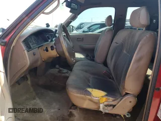 1998 Toyota T100 DX z VIN JT4UN22D3W0052312, wystawiony jako Copart lot #68147354 z przebiegiem 232 775 mil mil oraz Szkody całkowita. Historia ofert i sprzedaży dostępna na DreamBid. Obrazek 7.