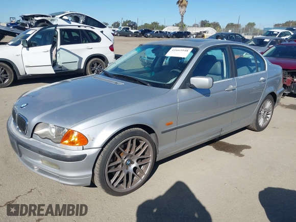2001 BMW 3 Series 330i with VIN WBAAV53451FJ66575, listed as a IAAI auction lot 41665948 with 197,048 mi miles. Bid and sale history available at carsss.com. Image 2.