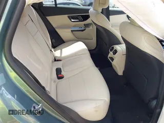 2025 Mercedes-Benz GLC 300 z VIN W1NKM4HB7SF357792, wystawiony jako IAAI lot #42177374 z przebiegiem 982 mil mil oraz . Historia ofert i sprzedaży dostępna na DreamBid. Obrazek 8.