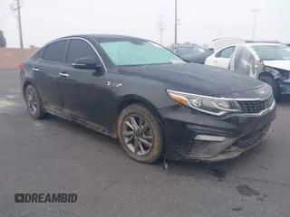 2020 Kia Optima LX z VIN 5XXGT4L34LG392048, wystawiony jako IAAI lot #42004114 z przebiegiem 122 266 mil mil oraz . Historia ofert i sprzedaży dostępna na DreamBid. Obrazek 1.