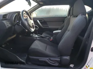 2013 Scion tC z VIN JTKJF5C73D3046010, wystawiony jako Copart lot #68684194 z przebiegiem 121 174 mil mil oraz Szkody całkowita. Historia ofert i sprzedaży dostępna na DreamBid. Obrazek 7.