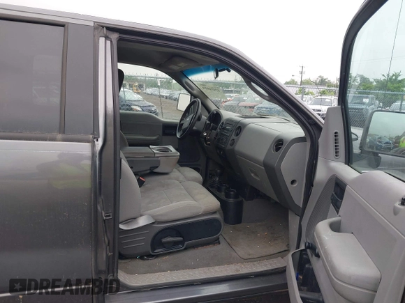 2004 Ford F-150 STX z VIN 1FTRX14W44NC09922, wystawiony jako IAAI lot #42451619 z przebiegiem 239 802 mil mil oraz . Historia ofert i sprzedaży dostępna na DreamBid. Obrazek 5.