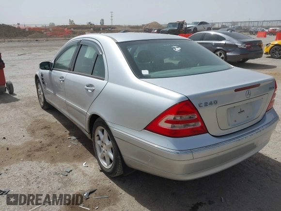 2003 Mercedes-Benz C 240 z VIN WDBRF81J13F377061, wystawiony jako IAAI lot #41770022 z przebiegiem 108 817 mil mil oraz . Historia ofert i sprzedaży dostępna na DreamBid. Obrazek 3.