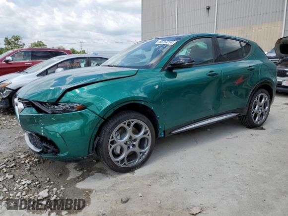 2024 Alfa Romeo Tonale Ti z VIN ZASPATCW0R3055934, wystawiony jako Copart lot #67899114 z przebiegiem 4211 mil mil oraz Szkody całkowita. Historia ofert i sprzedaży dostępna na DreamBid. Obrazek 1.