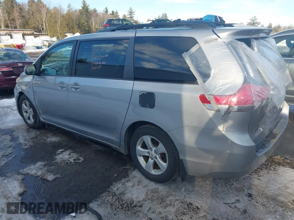 2012 Toyota Sienna LE AAS z VIN 5TDKK3DC2CS245540, wystawiony jako IAAI lot #41622653 z przebiegiem 226 969 mil mil oraz . Historia ofert i sprzedaży dostępna na DreamBid. Obrazek 3.