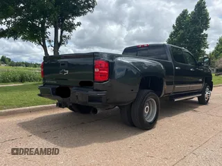 2017 Chevrolet Silverado 3500HD High Country z VIN 1GC4K1EY9HF160774, wystawiony jako Copart lot #58665585 z przebiegiem 388 613 mil mil oraz Tytuł czysty. Historia ofert i sprzedaży dostępna na DreamBid. Obrazek 4.