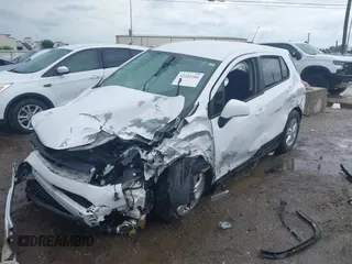 2022 Chevrolet Trax LS z VIN KL7CJNSM7NB543376, wystawiony jako IAAI lot #42245284 z przebiegiem 74 681 mil mil oraz . Historia ofert i sprzedaży dostępna na DreamBid. Obrazek 2.