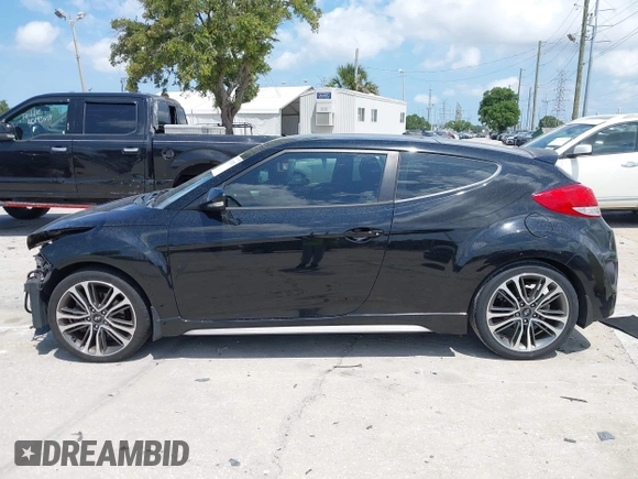 2016 Hyundai Veloster Turbo z VIN KMHTC6AEXGU281207, wystawiony jako IAAI lot #42197497 z przebiegiem 107 431 mil mil oraz . Historia ofert i sprzedaży dostępna na DreamBid. Obrazek 14.