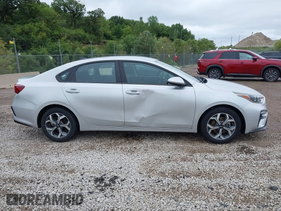 2021 Kia Forte FE z VIN 3KPF24AD6ME286740, wystawiony jako IAAI lot #40040318 z przebiegiem 60 179 mil mil oraz . Historia ofert i sprzedaży dostępna na DreamBid. Obrazek 13.