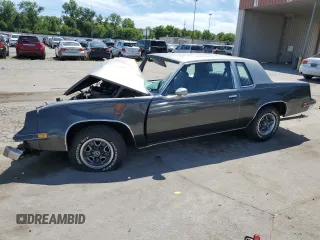 1983 Oldsmobile Cutlass z VIN 1G3AR47Y1DM336249, wystawiony jako Copart lot #59183524 z przebiegiem 90 645 mil mil oraz Szkody całkowita. Historia ofert i sprzedaży dostępna na DreamBid. Obrazek 1.