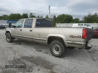 1999 Chevrolet Silverado 3500 z VIN 1GCHK33R4XF096473, wystawiony jako Copart lot #65189104 z przebiegiem 174 416 mil mil oraz Szkody całkowita. Historia ofert i sprzedaży dostępna na DreamBid. Obrazek 2.