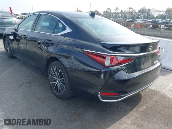 2023 Lexus ES 300h z VIN 58ADA1C15PU029137, wystawiony jako IAAI lot #41462055 z przebiegiem 25 120 mil mil oraz . Historia ofert i sprzedaży dostępna na DreamBid. Obrazek 3.