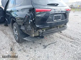 2021 Toyota Highlander XLE with VIN 5TDGZRAH3MS038077, listed as a IAAI auction lot 41886637 with 43,585 mi miles. Bid and sale history available at carsss.com. Image 18.