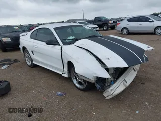 1998 Ford Mustang z VIN 1FAFP4043WF107250, wystawiony jako IAAI lot #42095755 z przebiegiem 133 902 mil mil oraz . Historia ofert i sprzedaży dostępna na DreamBid. Obrazek 1.