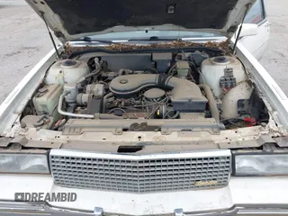 1988 Cadillac DeVille z VIN 1G6CD1156J4269375, wystawiony jako IAAI lot #42203004 z przebiegiem 154 782 mil mil oraz . Historia ofert i sprzedaży dostępna na DreamBid. Obrazek 10.