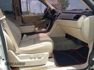 2007 Cadillac Escalade z VIN 1GYEC63877R303276, wystawiony jako IAAI lot #42230368 z przebiegiem 124 303 mil mil oraz . Historia ofert i sprzedaży dostępna na DreamBid. Obrazek 5.