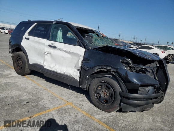 2020 Ford Police Interceptor Utility z VIN 1FM5K8AB9LGC51380, wystawiony jako Copart lot #57240345 z przebiegiem 39 627 mil mil oraz Tytuł czysty. Historia ofert i sprzedaży dostępna na DreamBid. Obrazek 4.
