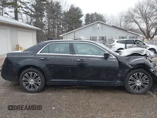 2013 Chrysler 300 S z VIN 2C3CCAGG2DH659829, wystawiony jako IAAI lot #41726809 z przebiegiem 149 908 mil mil oraz . Historia ofert i sprzedaży dostępna na DreamBid. Obrazek 14.