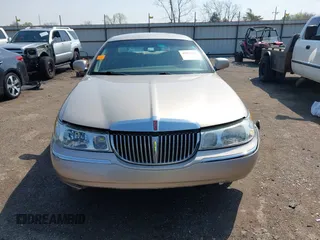2002 Lincoln Town Car Executive z VIN 1LNHM81W12Y620302, wystawiony jako IAAI lot #41952738 z przebiegiem 83 062 mil mil oraz . Historia ofert i sprzedaży dostępna na DreamBid. Obrazek 12.