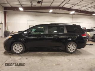 2012 Toyota Sienna XLE AAS z VIN 5TDYK3DC5CS223378, wystawiony jako IAAI lot #42164070 z przebiegiem 163 338 mil mil oraz . Historia ofert i sprzedaży dostępna na DreamBid. Obrazek 14.