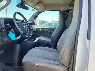 2020 Chevrolet Express Cargo z VIN 1GCWGAFG8L1252738, wystawiony jako IAAI lot #42617603 z przebiegiem 65 745 mil mil oraz . Historia ofert i sprzedaży dostępna na DreamBid. Obrazek 11.