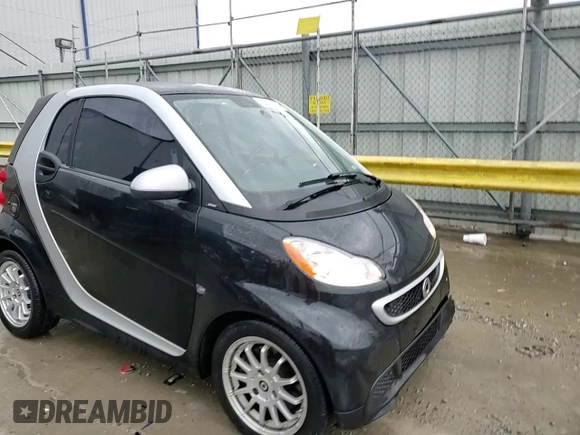 2013 Smart fortwo Pure z VIN WMEEJ3BA0DK671030, wystawiony jako Copart lot #53307075 z przebiegiem 57 779 mil mil oraz Szkody całkowita. Historia ofert i sprzedaży dostępna na DreamBid. Obrazek 13.