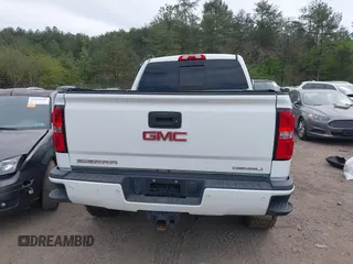 2016 GMC Sierra 2500HD Denali z VIN 1GT12UE82GF130096, wystawiony jako IAAI lot #41869448 z przebiegiem 129 659 mil mil oraz . Historia ofert i sprzedaży dostępna na DreamBid. Obrazek 16.