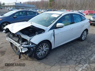 2018 Ford Focus Titanium z VIN 1FADP3J25JL293835, wystawiony jako IAAI lot #41877487 z przebiegiem 109 211 mil mil oraz . Historia ofert i sprzedaży dostępna na DreamBid. Obrazek 2.