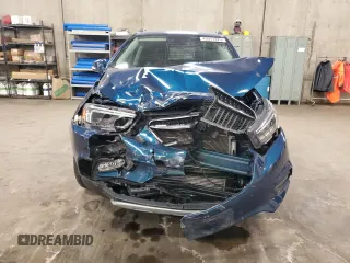 2020 Buick Encore Essence z VIN KL4CJGSB9LB033504, wystawiony jako Copart lot #43911325 z przebiegiem 62 471 mil mil oraz Szkody całkowita. Historia ofert i sprzedaży dostępna na DreamBid. Obrazek 5.