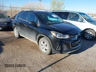 2020 Chevrolet Trax LT z VIN KL7CJLSB2LB029726, wystawiony jako IAAI lot #41855002 z przebiegiem 168 747 mil mil oraz . Historia ofert i sprzedaży dostępna na DreamBid. Obrazek 1.