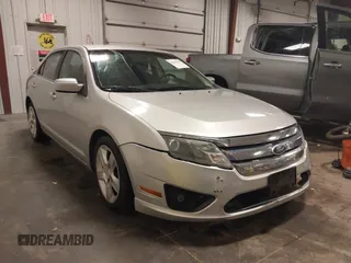 2010 Ford Fusion SE z VIN 3FAHP0HA1AR362437, wystawiony jako IAAI lot #42042590 z przebiegiem 194 989 mil mil oraz . Historia ofert i sprzedaży dostępna na DreamBid. Obrazek 1.