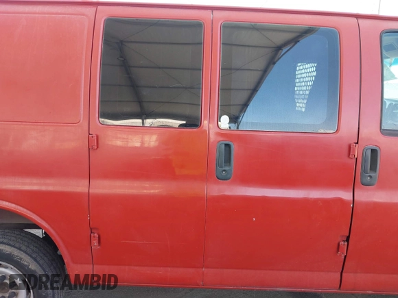 1998 GMC Savana z VIN 1GTFG25MXW1074400, wystawiony jako IAAI lot #42271307 z przebiegiem 283 291 mil mil oraz . Historia ofert i sprzedaży dostępna na DreamBid. Obrazek 8.
