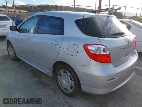 2011 Toyota Matrix z VIN 2T1KU4EE9BC562237, wystawiony jako IAAI lot #41882972 z przebiegiem 103 814 mil mil oraz . Historia ofert i sprzedaży dostępna na DreamBid. Obrazek 3.