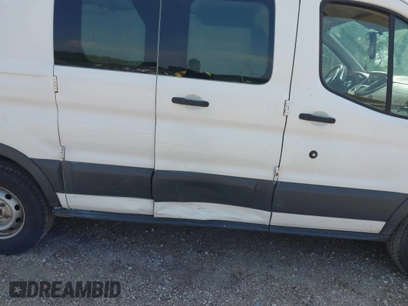 2015 Ford Transit Cargo z VIN 1FTNE1ZM4FKB15801, wystawiony jako IAAI lot #42674219 z przebiegiem 228 634 mil mil oraz . Historia ofert i sprzedaży dostępna na DreamBid. Obrazek 6.