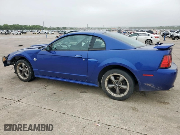 2004 Ford Mustang GT Deluxe z VIN 1FAFP42X74F232580, wystawiony jako Copart lot #55434075 z przebiegiem 83 948 mil mil oraz Szkoda całkowita • Salvage title. Historia ofert i sprzedaży dostępna na DreamBid. Obrazek 2.
