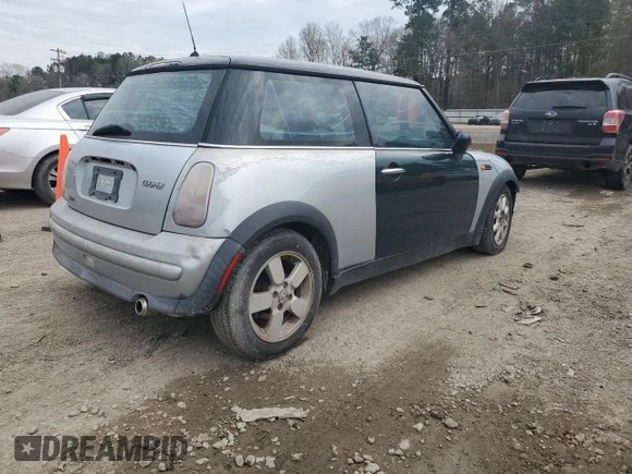 2004 MINI Hardtop with VIN WMWRC33424TJ63121, listed as a Copart auction lot 45724105 with 215,449 mi miles and Salvage Title. Bid and sale history available at DreamBid. Image 3.