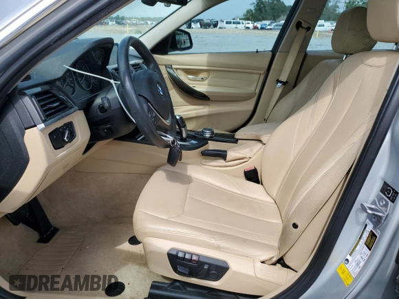 2015 BMW 3 Series 328i z VIN WBA3A5G59FNS84441, wystawiony jako Copart lot #63159925 z przebiegiem 89 735 mil mil oraz Czysty tytuł • Clean title. Historia ofert i sprzedaży dostępna na DreamBid. Obrazek 7.